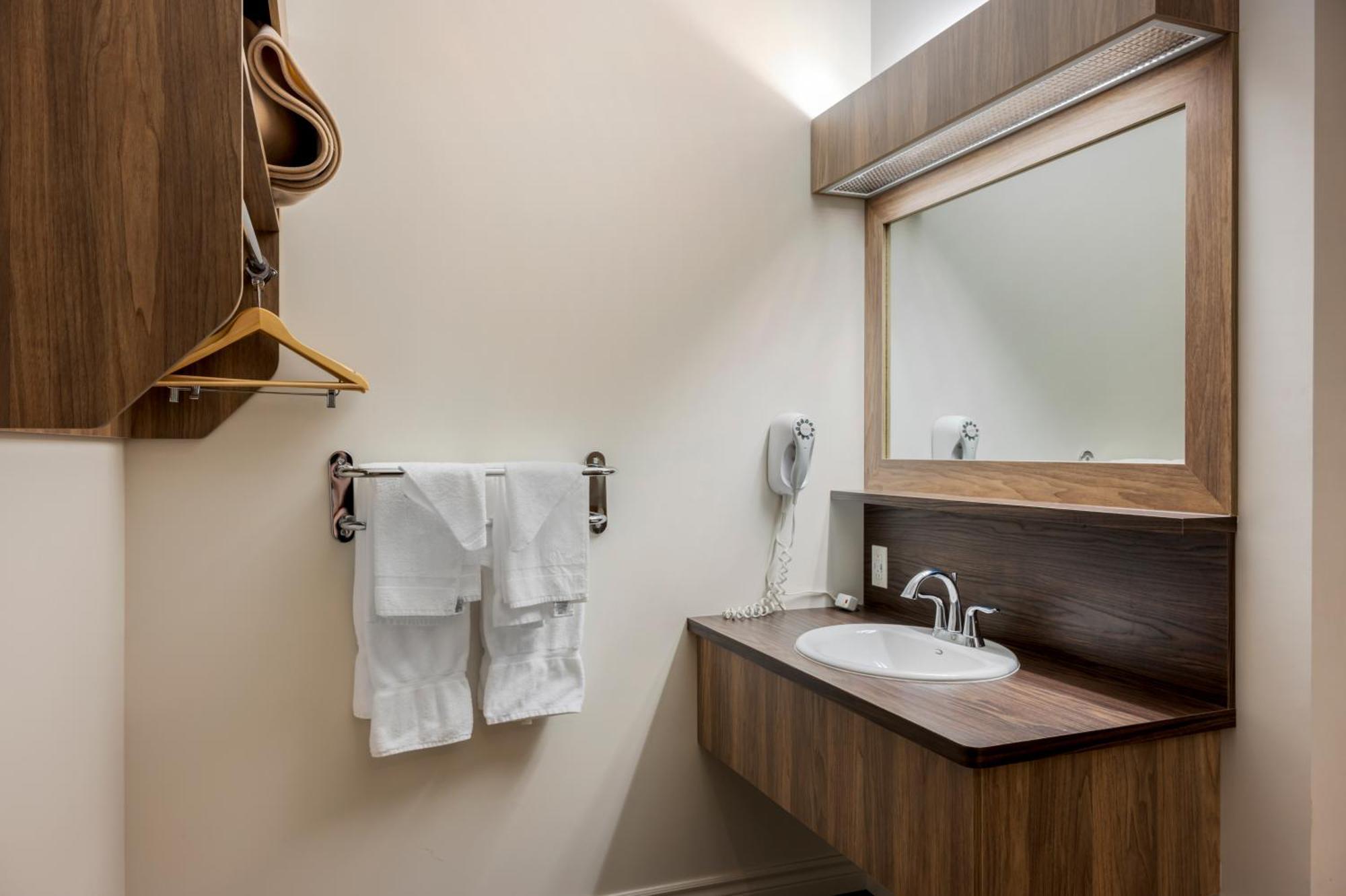 Econo Lodge Inn & Suites Montmagny Ngoại thất bức ảnh